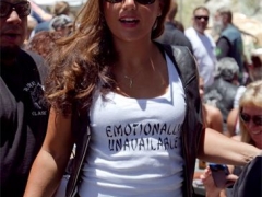 Emotionally Unavailable Tea-shirt